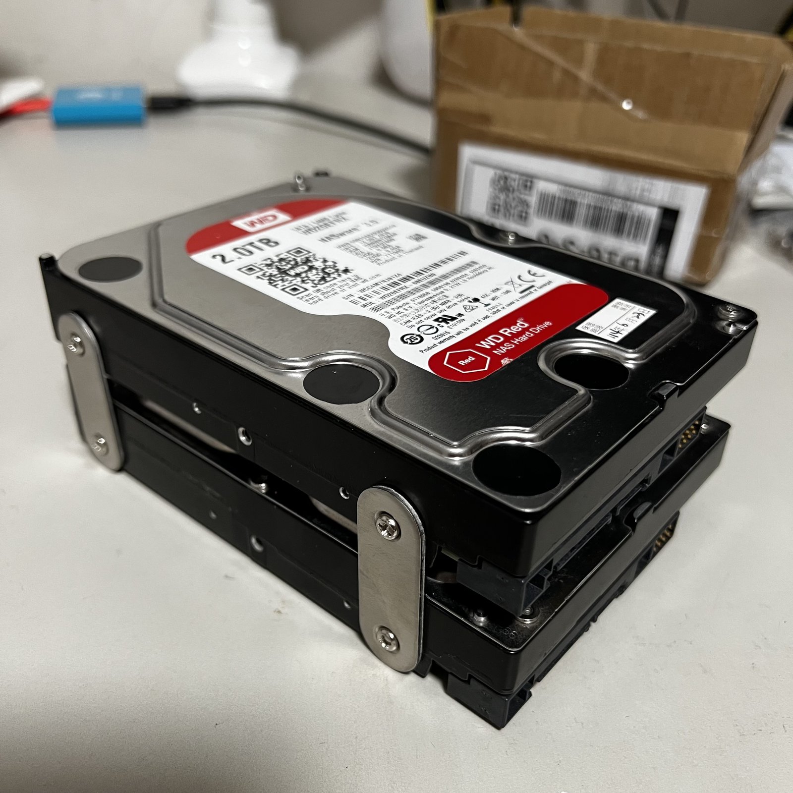 WD Red 2TB 疊著舊硬碟,就這三顆